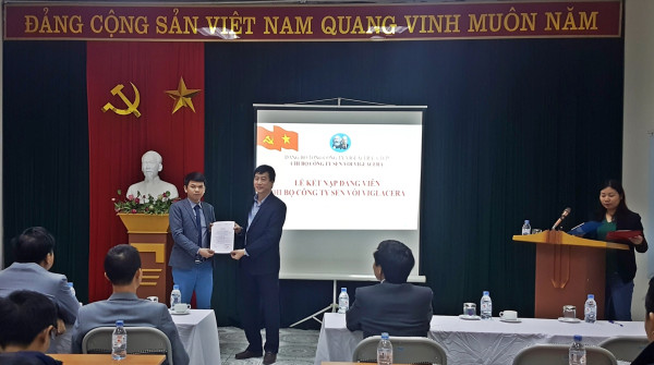 Chi bộ Công ty Sen vòi Viglacera và Chi bộ Công ty Kính nổi Viglacera tổ chức Lễ kết nạp đảng viên mới